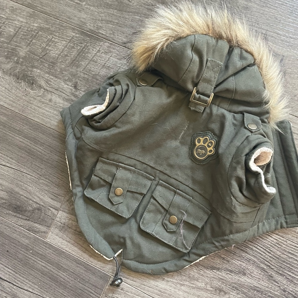 Canada Pooch winter jacket too small for my dog. size 10 like new